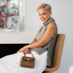 Mariza Instagram - Partilho aqui uma pequena reflexão: Felicidade, essa ave rara no vasto céu da existência humana, reside muitas vezes nos recantos mais simples da nossa vida. Não se encontra no clamor das grandes conquistas, mas no sussurro do vento, na risada partilhada, no calor de um abraço sincero. É a arte de apreciar o agora, de valorizar os pequenos gestos, de nos encantarmos com o quotidiano. Felicidade é sentir o sol no rosto numa manhã fresca, é a melodia favorita que toca de surpresa, é encontrar nos olhos de quem amamos o reflexo dos nossos sonhos. Num mundo que corre, a felicidade pede pausa, pede atenção, pede presença. E, na sua forma mais pura, ensina-nos que a maior riqueza está em saber, mesmo nos dias cinzentos, onde encontrar a nossa luz.