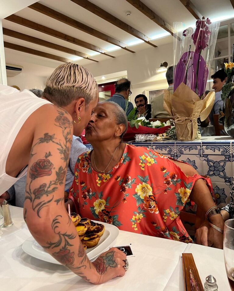 Mariza Instagram - Mãe, és a personificação do amor, da força e da sabedoria. Todos os dias, inspiras-me com a tua coragem e dedicação, enches a nossa vida com risos, apoio e lições preciosas. A tua presença é o presente que valorizo mais do que tudo. Neste Dia das Mães, quero expressar o quanto te amo e o quanto sou grata por estares sempre ao meu lado, como a minha melhor amiga, conselheira e confidente. O teu amor incondicional é o que me fortalece e me faz acreditar no impossível. Obrigada por tudo meu porto de abrigo, em ti fica a minha casa. Que este dia seja tão incrível quanto tu. Amo-te! ❤️ Feliz Dia das Mães para a Mulher Mais Especial do Mundo e arredores!