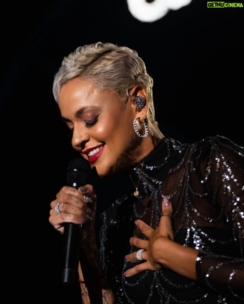 Mariza Instagram - Nasceu de ser Português Fez-se à vida pelo mundo Foi pelo sonho vagabundo Foi pela terra abraçado Bem querido ou mal amado O Fado 🎙️