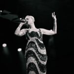 Mariza Instagram - “A chuva molhava-me o rosto Gelado e cansado As ruas que a cidade tinha Já eu percorrera Ai meu choro de moça perdida Gritava à cidade Que o fogo do amor sob chuva Há instantes morrera”