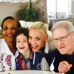 Mariza Instagram - No reino vasto das memórias e dos sonhos, onde cada estrela reluz com histórias de coragem e amor, existe um herói maior, um campeão de corações e guardião dos sorrisos mais sinceros. Este herói, querido e venerado, não usa capa nem voa entre as nuvens, mas carrega o mundo nos ombros com a força e a ternura dos seus abraços. Ao meu mais que super-herói, ao homem que me ensinou a encarar os medos com um sorriso e a transformar cada pequeno momento numa aventura épica, desejo um Feliz Dia do Pai! Nesta data tão especial, abrimos os nossos corações para homenagear não apenas os pais, mas também todas as mães que desempenham o papel duplo com uma bravura sem igual. A todos os pais, de sangue ou de alma, que guiam os seus filhos através das tempestades da vida com uma bússola de amor e sabedoria, desejo um super dia! Feliz Dia do Pai! Que este dia seja repleto de risos, abraços apertados e momentos mágicos que se transformarão nas preciosas pérolas da memória. A vocês, que são o verdadeiro significado de força, dedicação e amor incondicional, o meu eterno agradecimento e admiração.