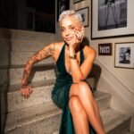 Mariza Instagram – Quero desejar a todos um Feliz Natal, que a harmonia esteja presente em todos os lares, que a magia ilumine o vosso caminho acompanhada por esperança e sonhos, que tenham a possibilidade de aproveitar cada instante com sorrisos sinceros e abraços calorosos. Que este espírito natalício nos inspire a sermos melhores seres humanos, com compaixão e empatia.
Mais uma vez, Feliz Natal a todos 🎄