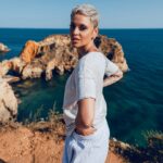 Mariza Instagram - O videoclipe do “DESAMOR” foi gravado em Portugal, no Algarve. A nossa terra é um verdadeiro paraíso! Alguém consegue precisar o local? Um dos sítios onde gravamos foi na gruta do Algar de Benagil. Alguém adivinha os outros 2 locais? 💕 📸 @eduardo_ramos_fotos