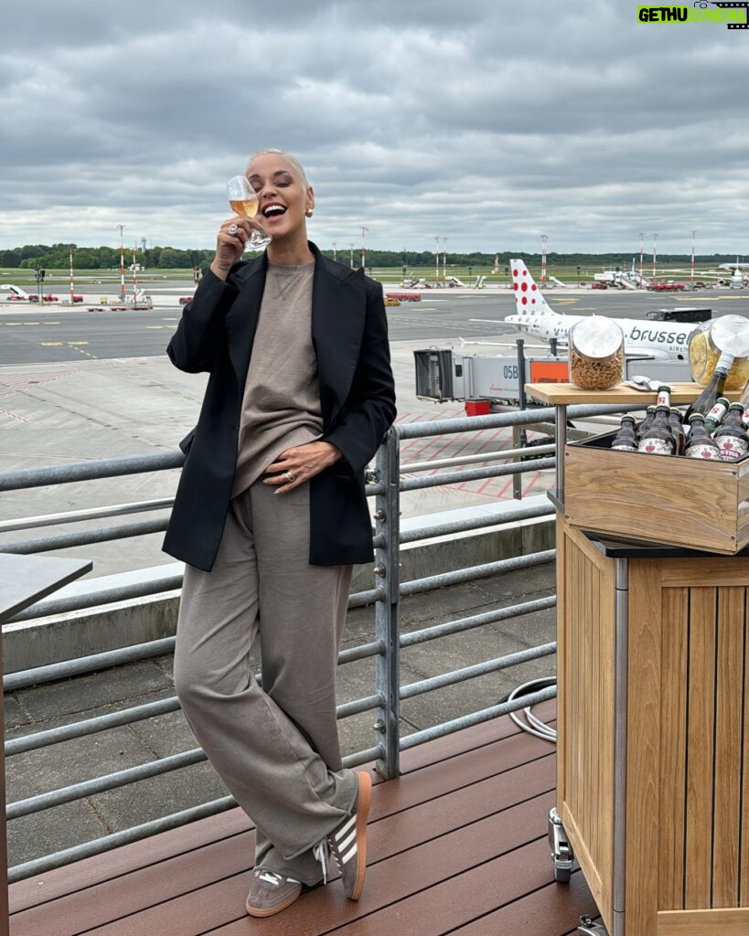 Mariza Instagram - Gothenburg, I’m almost there 🇸🇪 Can’t wait for tomorrow to perform at the Grand Theater. I’ll be waiting for each and everyone of you ❤️