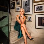 Mariza Instagram – Quero desejar a todos um Feliz Natal, que a harmonia esteja presente em todos os lares, que a magia ilumine o vosso caminho acompanhada por esperança e sonhos, que tenham a possibilidade de aproveitar cada instante com sorrisos sinceros e abraços calorosos. Que este espírito natalício nos inspire a sermos melhores seres humanos, com compaixão e empatia.
Mais uma vez, Feliz Natal a todos 🎄