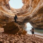 Mariza Instagram - O videoclipe do “DESAMOR” foi gravado em Portugal, no Algarve. A nossa terra é um verdadeiro paraíso! Alguém consegue precisar o local? Um dos sítios onde gravamos foi na gruta do Algar de Benagil. Alguém adivinha os outros 2 locais? 💕 📸 @eduardo_ramos_fotos