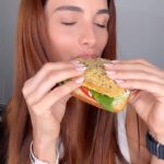 Marjorie Magri Instagram - RECETA DE PAN SALUDABLE DELICIOSOOOOO 🤤🤤🤤 2 huevos 1 taza de Harina de Almendras 1/2 taza de yogourt griego plain 1 chorrito pequeño de leche de almendra 1/4 de taza de linaza 2 cucharadas de chía 1 cucharadita de polvo de hornear Sal al gusto Yo le coloqué un poquito de Monkie fruit porque amo la mezcla de dulce y salado Semillas de tooping si quieres Mezclamos todo, colocamos en un molde para hornear, llevamos al horno por 25min…. Y a comer tu sandwich deliciosoooooo sin remordimiento😍🤤