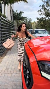 Marjorie Magri Instagram - Confirma si esto te ha pasado… No el final 🤣🤣🤣🤣 El primero que pasa… Siempre es un dilema el paso peatonal 🫨😨 ⚠️ Atención ⚠️ El peaton siempre tiene prioridad, cede el paso, si tu como peaton sufres de un accidente tienes beneficios y puedes obtener la máxima compensación 💵 En @americanhelpcenters te conectamos con los mejores médicos y abogados del país 1 786-745-5480 #accident #accidente #caraccident #usa #miami #florida #texas