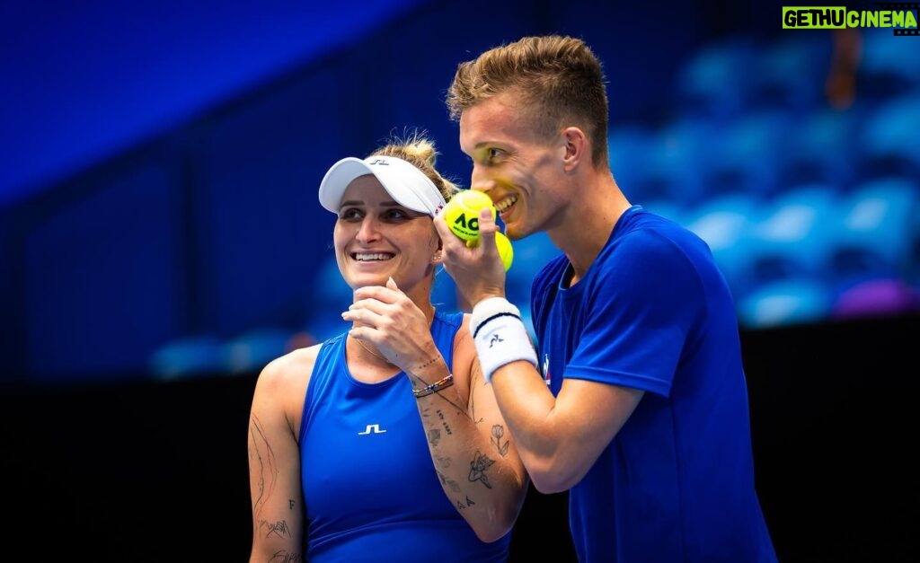 Markéta Vondroušová Instagram - Finishing the year alongside a great team is always a pleasure🇨🇿 Thanks for having us @unitedcuptennis See you 2024🔜 📸: Will Russel #tennis