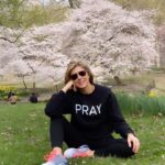 Marla Maples Instagram - 🎶Thought you should know …. your prayers are never wasted 🎶 Even in an upside down world, we find our way right side up 🙌 Yesterday I was feeling the emotions of lifetimes. As an empath I was feeling the souls and pain of those I crossed paths with along the way. It was deep, it was raw, and I let the tears flow. I’m learning to surrender… to allow the emotions to flow and then find my way back to my breath and let it sooth my heart. The park called to me, with my soul friend by my side we embraced the truth, the beauty, and of course became playful in nature. Prayers are never wasted 🙏
