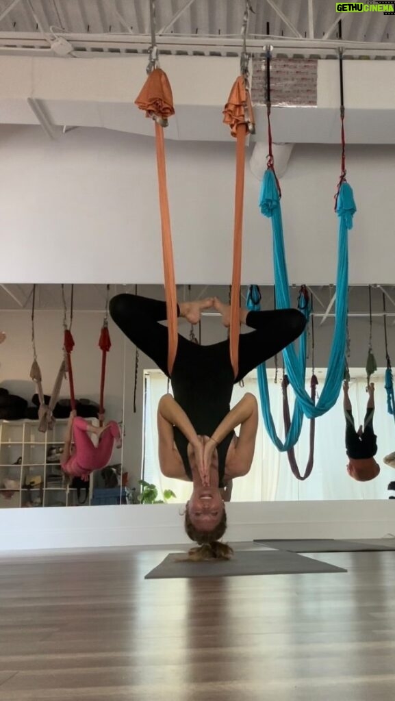 Marla Maples Instagram - You know how much I love to fly! 🤸 Getting my talents ready in case I’m called to be in the circus again 😂 It could happen any day now❣️. The inversions are the best! I could feel energy that had been blocked, moving up and down my spine and through the back of my head and neck…… More of this please… #aerialsilks #fitnessmotivation #wellnessjourney