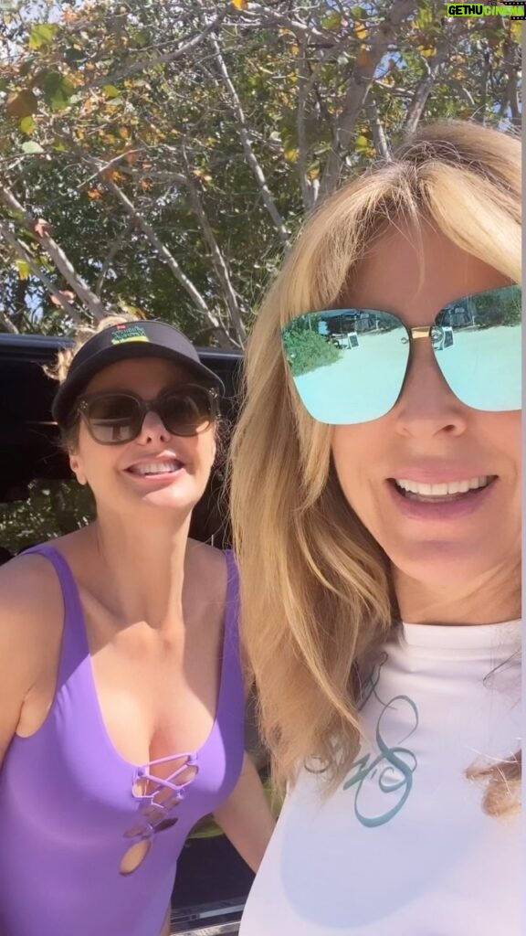 Marla Maples Instagram - Days like these, you’ve gotta live them❣️Ode to an #earthday adventure, friendship and a renewed commitment to getting stronger 🐬🦀🦈 #paddleboarding #fitnessjourney #naturelovers