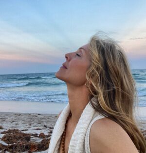 Marla Maples Instagram - I arrived home, just in time for sunset… Feeling the heart of God 💛 Now I await the sunrise of Easter… the time of Resurrection ✝️. Let us feel the Holiness of this moment in time… And walk with a prayer that we can love as Christ loves us. 🙏🙌🙏