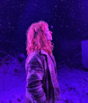 Marleen Lohse Instagram - Vielleicht der schönste Nachtdreh, den ich je hatte. Im Winterwald im hohen Norden. 

Was man auf dem Bild leider nicht sieht:
Ein Team, von dem man nur träumen kann, drei Kilo Wärmeunterwäsche, warme Suppe im Bauch und vielleicht eine leichte Vorfreude aufs Bett später.
#gutenachtgrüsse #nordbeinordwest