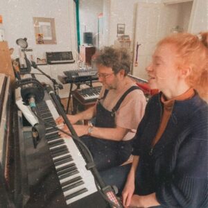 Marleen Lohse Instagram - Seit einer langen Zeit mache ich Musik, seit einer kurzen Zeit auch zusammen mit dem wunderbaren @listentofins. Hier ein erster, klitzekleiner Ausschnitt. 
„Für Dich gemacht“
Für einen Menschen, den ich jetzt schon seit sechs Monaten im Arm halten darf.

#genaufürdichgemacht #comingsoon