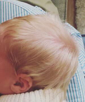 Marleen Lohse Instagram - 🐣❤️

Vor etwa einem Monat ging es los, eine durchwachte Nacht und einen langen Tag später waren wir eine Familie. Es ist alles viel schöner, bewegender und auch aufreibender als erwartet.

Das Baby ist gesund, sein Haar ist ganz flauschig und riecht nach frischem Popcorn. Wir sind überglücklich und total übermüdet. 😊

Mein Dank gilt dem gesamten Team der @chariteberlin! Den Ärzt*innen, Pfleger*innen und den wunderbaren Hebammen, die einen unglaublichen Job machen. Wir fühlten uns zu jedem Zeitpunkt bestens umsorgt, gesehen und emotional wärmstens begleitet. Was ihr jeden Tag leistet, erfüllt mich mit Demut. Allen voran meine @anamafaldaana 💓
Ein Shoutout an alle Hebammen! Danke!

❤️ @max.monty_ 

#zusammen #hebammenliebe #chariteberlin #geburtstagsgrüße