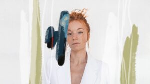 Marleen Lohse Instagram - ✨ Unsere Hörspielserie „Alice“ ist für den Prix Europa in der Kategorie Best European Radio Fiction Series of the year nominiert!✨

Ich freue mich riesig und bin so dankbar ein Teil dieser großartigen Serie sein zu dürfen. Vor und hinter den Mikrofonen: Es war ein Fest mit Euch zu arbeiten!❤️ Vielen Dank!

Ein Hörspiel von Feo Frank (@dorian.brunz )
Regie: @evasolloch 
Dramaturgie: @schumann.jakob 
Regieassistenz: @__suzanneberlin 
Ton und Technik: Alexander Brennecke, Christoph Richter, Philipp Adelmann, Jan Fraune, Gunda Herke
Besetzung: Peter Regenbrecht
Produktion: @deutschlandfunkkultur @bayerischer_rundfunk 

Mit: @hannaplass #fabianbusch @timur_isik_ @kimriedle @lindphilipp @kathrinwehlisch @partecke_partecke @romanknizka_official @bastian_reiber @carolinaveraofficial @monikaoschek  u.v.m.

Gestaltung: Anja Enders
Foto: @maxsonnenschein_official 

#ohrenauf #prixeuropa #prixeuropa2022 #hörspielliebe #alicehörspiel #deutschlandfunkkultur