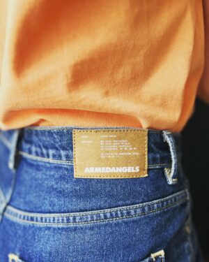 Marleen Lohse Instagram - Nachhaltig und wetterfest! 
 
Danke @armedangels für diese vielseitig kombinierbare Jeans aus 100% recycelter Baumwolle. Ob im Sonnenschein oder bei dichtem Ostseenebel, diese Mom-fit Jeans passt zu jedem Wetter und zu jedem Outfit.
 
Mit dem Code MARLEENLOHSE15 gibt es bis zum 19.03. 15% Rabatt
#detoxdenim #madetomakeadifference #armedangels #werbungwegenmarkennennung