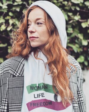 Marleen Lohse Instagram - Women - Life - Freedom / 
Jin - Jiyan - Azadî
✊🏻

100% des Erlöses beim Kauf von Hoodie und Hose gehen an @hawar.help 

@item_m6 
@nina_moghaddam 

www.item-m6.com/charity/
#showyoursupport 
#womanlifefreedom 
#item6xnina