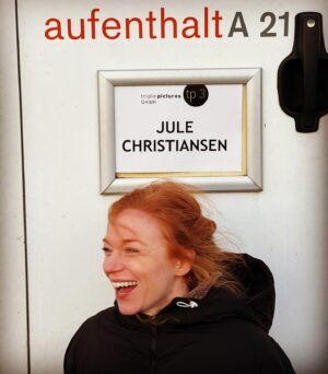 Marleen Lohse Instagram - Die letzte Klappe für den nächsten Fall bei „Nord bei Nordwest“ ist für mich gefallen! Danke an das gesamte Team! Mit Euch zu arbeiten, fühlt sich an wie Nachhausekommen. 
❤️
@tp3_triplepictures @jonestones #hinnerkschönemann @melina1frie @sethinho73 @shanaminou @derneumeister.de @joshualantow @cemaligueltekin @chrispeddi @thomas_forat @vanja.w @kiara_fakhoury @marionhaackcasting #holgerkarstenschmidt @johanna.goetting 
u.v.m.