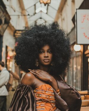Marlène Kouassi Instagram - Sous le ciel de Paris s'envole une chanson...

Parceque l'universalité des cultures est un concept faisant montre d'un rapprochement des peuples vivant aux quatre coins du monde et développant ainsi un sentiment d'appartenance, j'ai pendant mon séjour parisien eu l'occasion de faire cette séance photo mélangeant la culture ivoirienne et française dans une esthétique vintage. 

Cela a été l'occasion pour moi de découvrir le passage Jouffroy, une institution parisienne qui fut édifiée en 1841 dans le prolongement du passage des panoramas ainsi que les fabuleux magasins qui l'arpentent.

Le coeur de Paris, c'est une fleur, Une fleur d'amour si jolie Que l'on garde dans son coeur, Que l'on aime pour la vie.

Excellente fin de semaine 

DA et 📸 : @lemondevintagedekader

Hair : @raph_metamorphose

Make-up : @iamxcleo