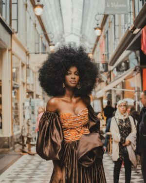 Marlène Kouassi Instagram - Sous le ciel de Paris s'envole une chanson...

Parceque l'universalité des cultures est un concept faisant montre d'un rapprochement des peuples vivant aux quatre coins du monde et développant ainsi un sentiment d'appartenance, j'ai pendant mon séjour parisien eu l'occasion de faire cette séance photo mélangeant la culture ivoirienne et française dans une esthétique vintage. 

Cela a été l'occasion pour moi de découvrir le passage Jouffroy, une institution parisienne qui fut édifiée en 1841 dans le prolongement du passage des panoramas ainsi que les fabuleux magasins qui l'arpentent.

Le coeur de Paris, c'est une fleur, Une fleur d'amour si jolie Que l'on garde dans son coeur, Que l'on aime pour la vie.

Excellente fin de semaine 

DA et 📸 : @lemondevintagedekader

Hair : @raph_metamorphose

Make-up : @iamxcleo