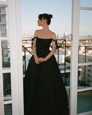 Marlo Kelly Instagram - A brilliant night 🖤 👽

@netflix @3bodyproblem 

@viviennewestwood // @shrimptoncouture 

Stylist: @sarahslutsky 
Hair: @ryanrichman 
MU: @jentioseco 
Shoes:@blacksuedestudio 
Jewellery: @evafehren
Photos: @braydenharry