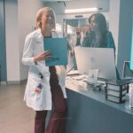 Marlyne Barrett Instagram - Me & SCHRAMY! @jschramer Take your best guess at what’s happening here! Too much fun! #onset #captionthis