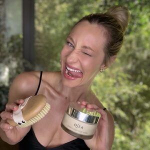 Marnie Alton Instagram - Our second December giveaway is here 🙌🙌 In case you missed it last week, here’s the recap: 

For the month of December I’m gonna share some of my fav products every Friday & give you a chance to win them! Full disclosure: these are NOT ads, they’re just brands I love & use all the time. I believe in what they’re putting out in the world & thought it would be fun to give more people a chance to experience them as a special holiday treat! 

This week is all about @oseamalibu. I fell in love with this female founded clean beauty line about a year ago & now I can’t live without it! I’m obsessed with pretty much every product, ESPECIALLY their seaweed-infused body butter & exfoliating dry brush. It’s an immediate glow-up from head to toe (& I always feel fancy when I use it☺️) 

We’re gonna do this old skool IG style so: 

To enter, all you need to do is comment below (so we know who you are & how to get you your goodies)   be following @marniealton, @mbodybymarniealton. If you wanna tag a friend as a sweet surprise we’ll enter them too! 

This giveaway closes Sunday 12/11 at 11:59pm & the winner will be announced on Tuesday in my Stories.

*Bonus for all my fellow Canadians this is open to YOU and the US! Drop your flag in the comments too!🇨🇦🇺🇸