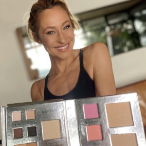 Marnie Alton Instagram - I have officially fallen back in love with makeup thanks to @wooshbeauty & their iconic (now refillable) Fold Out Face palette! It has been such a gift to get to know this company and the remarkable women who bring it to life. 100% clean beauty, always cruelty-free, unparalleled quality & brilliant design. If you think about all of the makeup products, you know it's a lot to keep track of. This is my new fave to keep my everyday routine simple while still feeling super special✨

Ps. So grateful for this gift for our community: use promo code MARNIEALTON20 for 20% off your whole order!