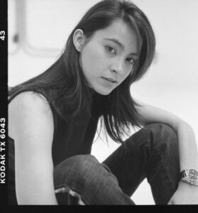 Marsha Vadhanapanich Instagram - น้าชำนิ ฝากภาพที่น้าชำถ่ายช่าตอนนั้นอายุ20ปลายๆมั้ง ให้พี่ใหม่รัชดา ช่างผมคนสวยส่งมาให้ช่า ช่าเห็นละนึกถึงตอนตัวเองบ้าถ่าย ฟิลม์กล้องขาว ดำอย่างเดียวไม่มีสี เรียนตั้งแต่่ใส่ฟิล์มเอง ล้างเอง ตั้งแสงกล้องเอง เป็นฟิล์ม แท้ เรียนนานจนหลงใหลจะทำสตูดิโอเองเลย ❤️ ติดว่างานเยอะ เรียนละก็หายไปทำละครบ้าง อั้ลบั้มบ้าง ช่วงนั้นรู้สึกตัวเองอิสระ ไม่ต้องมาคอยลงไอจี เฟสบุ๊ค คิดถึงก็ไปหากันเจอกันเลยใช้ชีวิตแบบ อยากเรียนอะไรก็เรียน ชอบงาน Art วาดรูป เย็บผ้า เพ็นท์แก้ว อีกหลายอย่าง แยอะ ชอบงาน Art จน Ai เข้ามา เริ่มไม่ธรรมชาติละ ชอบตอนเขียนจดหมายตอบแฟนคลับ ขอบคุณน้าชำนินะครับ บอกให้ช่าไปเรียนฟิล์มขาวดำ จนช่าไปใช้ใน concert Marsha my Refrection จัดนิทัศการเอาภาพขาวดำช่า ที่อาจารย์สอน มาถ่ายในงาน concert ทั้งงาน ตั้งแต่ซ้อมจนเล่นจริง ละเราก็เอาภาพขาวดำช่าเองมาประมูล ได้เงินก็ไปบริจาคตามที่ต่างๆหลายที่เลย ทีลำบาก ได้หลายทีอยู่ ถ่ายรูปขาวดำเเบบนี้ช่าชอบเพราะไม่ต้องมองสี มองแต่ทางแสงเพราะทุกอย่างในโลกสายตาช่าตอนนั้นไม่คิดถึงสี มองหาแต่่ทางแสง ทุกอย่างทีมองสมองเห็น และจินตนาการภาพที่จะถ่ายคือขาวดำหมด เปิดหน้ากล้องให้ดีด้วย รับแสงมากก็จ้าไป ไม่งั้นก็มืดไป แต่่ที่น่าเสียดายกว่าคือ ตอนนี้ไม่รู้สึกสนุกเท่าตอนนั้น ทุกอย่างมันเร็วไปหมดละ สะดวกสบายไปซะเกินไป เมื่อก่อนล้างภาพในห้องแดงรอภาพขึ้นจะออกมาเป็นไง ลุ้นสุด หลังล้างน้ำยาภาพจะขึ้นขาวดำ บางอันมืดมาก บางอันสวยก็มีอยู่ เคยลงให้ดูเหมือนกัน แต่ลบไป คนเราพัฒนาการมาเรื่อยๆสุดท้ายไม่เจอเส้นพอ ก็จะเจอเส้นพัง 📸🌿🍀🌼🌹💃🕺🏻🎼เพราะมนุษย์หยุดไม่เป็น เราอาจเจอเส้นพอดีกับชีวิตแล้วแต่เราไม่หยุด ก็สร้างก็อะไรไปเรื่อยจนถึงจุดที่ มันสบายเกินจำเป็นไปแล้ว มาถึงขนาด หายใจกันไม่ได้ด้วยการก่อสร้าง ฝุ่นละออง ก็คิดเอาละกัน หายใจก็ผิดแล้วทกวันนี้ จะอยู่กันไงหายใจนีเรื่องใหญ่มาก pm 2.5 เขามาแล้วไง อะโควิดก็มาด้วย ต่อไปจะอะไร สบายแต่่กลับอยู่ยากขึ้น ที่พูดเยอะก็เห็นมาหลายอย่าง ยังคงคิดว่าความสบายมากไปเริ่มมากับอันตรายละหล่ะ ลองใครยิงนิวเคลียร์สักประเทศนึง ที่เหลือไม่ต้องถามละ ทุกอย่าง ได้อะไรมา ก็ต้องมีเสียอะไรไป ❤️🌎 สงสารโลกเราจัง🌹💐🌾☘️🌿🎋🍂🎍🍁🌷🪴🌺💐🌾🌻⭐️🌈 #marshairis