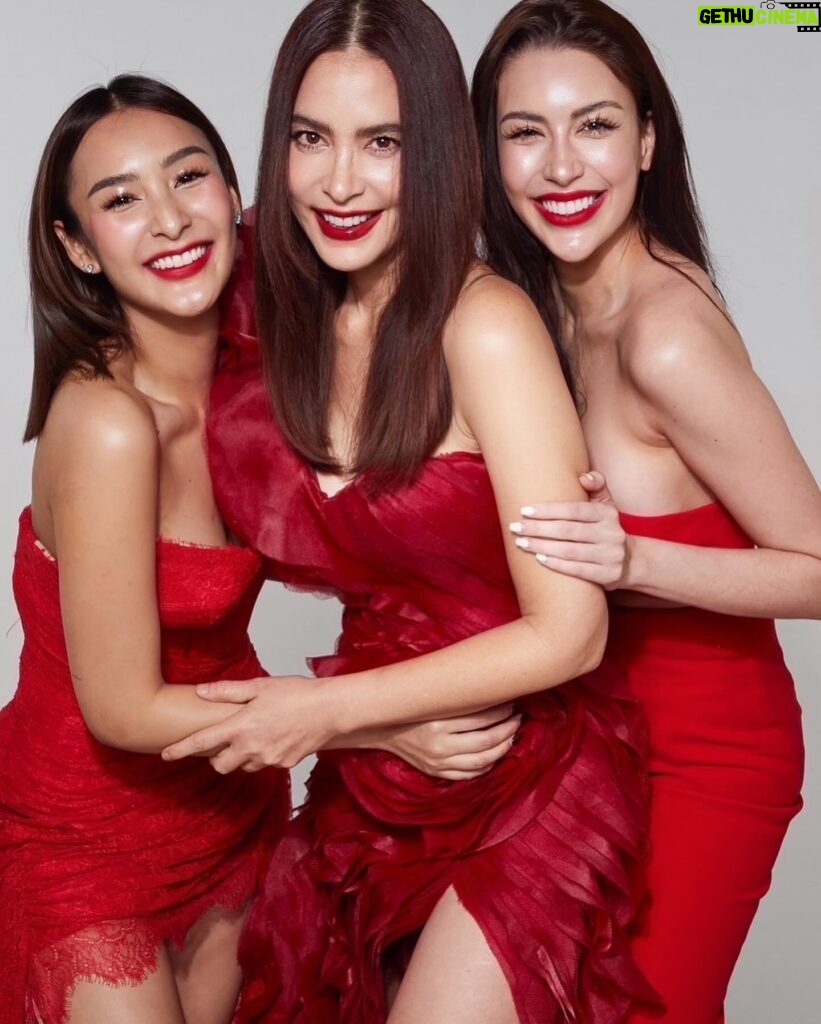 Marsha Vadhanapanich Instagram - Happy Valentine’s Day❤️❤️ Happy with nice 2 sisters💃💃 We are Fallin’ for you 🌹🌹❤️❤️ @jazzychewter @sirinssirin MakeUp @maew_makeup @thanva.mua @ekarine_wongaganit Hair @tungpui69 @mairatchada1 @boyd_kitphisuth Photography @amatyai Stylist @criscrisii Dress @phatrawidesign @golfkasama ❤️❤️❤️ #marshairis