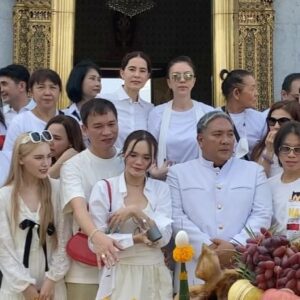 Marsha Vadhanapanich Instagram - วันนี้วันดีมาร่วมพิธีบวงสรวงที่ศาลหลักเมืองกรุงเทพ กับ Boyd Extra band และพี่ๆน้องๆ ค่ะ เฮงๆปังๆ รวยๆ ทุกๆคนนะคะ เนื่องในวันคล้ายวันเกิด พี่Boyd นะครับHappy Birthday ด้วยนะคะ ขอให้เจริญรุ่งเรืองในหน้าที่การงาน ตลอดทุกงานนะคะ เอาบุญมาฝากทุกคนด้วยนะ #marshairis 📸ขอบคุณเม้ยด้วยถ่ายให้ตลอดงาน @meilovezzz 🙏🏻🙏🏻🙏🏻สาธุอนุโมทนา