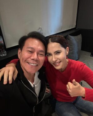 Marsha Vadhanapanich Instagram - ดีใจมาเจอพี่หนึ่ง @narongvit  ซะที ได้แต่คุยกันไม่เจอตัวกันเลยนานละ 😉 เราสองคนคือตำนาน 
Music lover พี่หนึ่งบอกงั้น ❤️👍 วันนี้มาร้องเพลงใหม่ละ พี่Macs มาดูแลให้ด้วย เจอทั้งพี่ Macs  @macsarun ทั้งพี่ หนึ่ง @narongvit มาขนาดนี้ …
รอฟังละกันนะ ❤️ ขอบคุณคะ  #Marshairis

ลองวนกลับมาอ่านอีกที… การเจอกับพี่หนึ่ง มันอาจจะไม่ใช่แนวเต้นเบบ Music lover ตลอดนะคะดูจากหลายคนจะคิดอยากให้ไปทางนั้น…. เพลง Music Lover ตอนคุยกัน ออกแบบเพลงกัน  เราก็ไม่คิดว่าฮิตมายาวนานขนาดนี้ เปิดใจฟังในแบบบอื่นดูบ้างละกันนะคะ ❤️😘