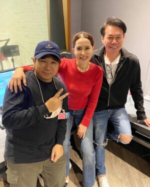 Marsha Vadhanapanich Instagram - ดีใจมาเจอพี่หนึ่ง @narongvit  ซะที ได้แต่คุยกันไม่เจอตัวกันเลยนานละ 😉 เราสองคนคือตำนาน 
Music lover พี่หนึ่งบอกงั้น ❤️👍 วันนี้มาร้องเพลงใหม่ละ พี่Macs มาดูแลให้ด้วย เจอทั้งพี่ Macs  @macsarun ทั้งพี่ หนึ่ง @narongvit มาขนาดนี้ …
รอฟังละกันนะ ❤️ ขอบคุณคะ  #Marshairis

ลองวนกลับมาอ่านอีกที… การเจอกับพี่หนึ่ง มันอาจจะไม่ใช่แนวเต้นเบบ Music lover ตลอดนะคะดูจากหลายคนจะคิดอยากให้ไปทางนั้น…. เพลง Music Lover ตอนคุยกัน ออกแบบเพลงกัน  เราก็ไม่คิดว่าฮิตมายาวนานขนาดนี้ เปิดใจฟังในแบบบอื่นดูบ้างละกันนะคะ ❤️😘