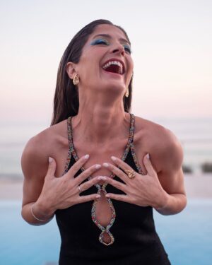 Marta Gil Instagram - Foi um 31 para chegar até aqui! 🎉
Parabéns @tvioficial 

Outfit @sandroparis 
Jóias @eugeniocamposjewels 
Make up @maggierobalo_mua 

Um obrigada especial ao @mynameislucasluz 💛
As fotos são do incrível @riqqzz