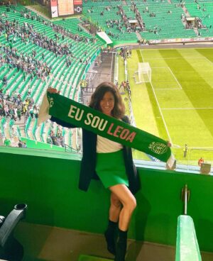Marta Gil Instagram - Desde que me lembro que sou sportinguista
Herança do meu avô💚
A minha mãe sempre foi adepta mas nunca gostou de ver os jogos na televisão.
Hoje como pré-celebração do dia da mãe, fomos ao estádio e a minha mãe viu pela primeira vez um jogo ao vivo.
Claro que saiu de lá a dizer: “ISTO ASSIM É OUTRA COISA” 
Um obrigada especial à @xenica_jardim por esta incrível experiência. 
Já só quero o @sportingcp campeão 🦁💚🦁