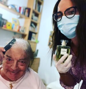 Marta Milans Instagram - Surviving COVID and never without her Chanel 19... that’s what a true rockstar is .. united at last. I told you I would hug you again nonna !! ❤️ Sobrevivir COVID y por supuesto nunca sin su Chanel 19... esa es mi Lela, auténtica leyenda ! Te dije que volvería a abrazarte y aquí estoy. Te quiero infinito ❤️