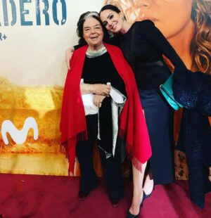 Marta Milans Instagram - Mi lelita de mi vida. Mi rockstar. Con 92 añitos y acaba de superar el virus con toda su fortaleza. Gracias a todos los maravillosos médicos y todo el equipazo del hospital que la han cuidado como la reina que es. Un milagro. Gracias a mi ángel de la guarda por cuidarla, a Dios y a todos los que habéis rezado por ella. Hay esperanza amigos!! Aqui posando en la alfombra roja conmigo el año pasado.. y no será la última vez que lo haga ! Esto lo superaremos pronto!! My beloved nonna, my rockstar, my legend. 92 years old and she just beat this nasty virus with all her strength and fortitude. She rocked the red carpet with me last year and she will rock it again ! Thanks to the best doctors and nurses that have treated her like the queen she is. Thank you to my guardian angel and to God and to all of you praying for her. Miracles do happen . Stay positive everybody, keep fighting. This too shall pass. Much love to all ❤️