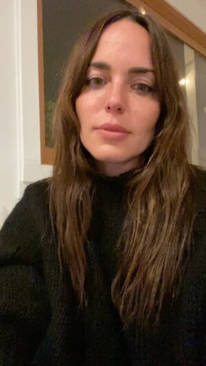 Marta Milans Instagram - *URGENTE: ¡LOS NIÑOS Y NIÑAS AISLADOS EN CASA CON SUS AGRESORES NECESITAN TU AYUDA!* Durante esta cuarentena, miles de niños, niñas y adolescentes se enfrentan a un enemigo mucho más peligroso para ellos que el coronavirus. El 59% de la violencia y el 73% de los abusos sexuales contra menores de edad se producen dentro del ámbito familiar. Fundación ANAR lleva 50 años protegiendo a los niños y niñas en riesgo y ahora está reforzando su servicio de chat para que los niños víctimas de violencia puedan pedir ayuda durante el confinamiento. Para poder atenderlos a todos, necesitan nuestro apoyo. Colabora con lo que puedas y reenvía ➡ https://www.anar.org/anar-en-casa-apoya-el-chat/?utm_source=whatsapp Nos hemos quedado en casa para proteger a nuestros mayores y, también desde casa, podemos cuidar a los más pequeños. Hoy más que nunca, *un niño escuchado es un niño salvado*. @fundacionanar @anamilans