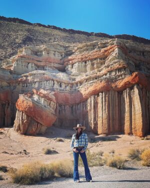 Marta Milans Instagram - The desert feeds my soul. And having my mom with me even more. Best road trip #ilovemymom .. California i love you too ❤️ #roadtrip #california #deathvalley #travel #planetearth