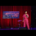 Marta Bateira Instagram - Euzinha a abrir o LEVANTA-TE E RI partilhando o palco com 6 homens. @marcohoracio23 @rochacomedy @carlosmachadovidal @itsme_dagu @onunolacerda @luisdefreitasvieira HOJE NA PLATAFORMA @opto.sic. 💗