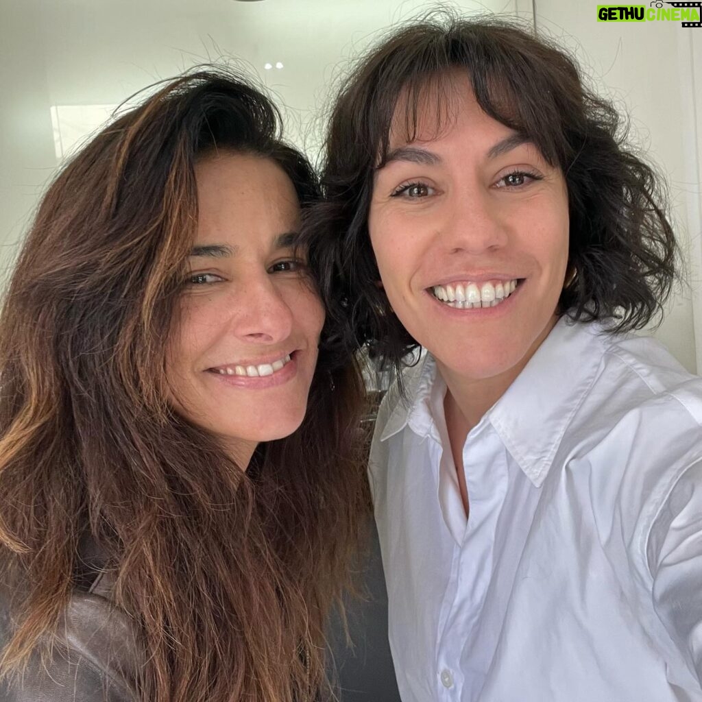 Marta Bateira Instagram - Só porque tou ma sentir gira e tudo graças à @mafaldaperfeito, @helenaperfeito, toda a equipa e clientes. 😍🥰😘❤️❤️❤️❤️❤️❤️ Altos papos cabeça, política, questões sociais, maternidade, homens, trabalho…Amei!!! 🫶🏽 E simmmm, pintei as brancas todaaaassss!!! 🖤🩶🤍🖤🩶🤍