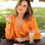 Marta Żmuda-Trzebiatowska Instagram - Cukierek czy psikus? 🍬👻 Wczoraj byłam na Targach Książki w Krakowie. Rozmawiałam m.in. o mojej książce „Bliżej siebie. Imiona kobiecości”, która już od jakiegoś czasu jest w sprzedaży. Wróciłam tak pozytywnie naładowana… spotkaniami i rozmowami z wami!!! Dziękuję za każde dobre słowo i wasze wzruszające historie! ❤️ A jeśli ktoś jeszcze nie czytał to - zapraszam do lektury i tym samym spotkania ze mną. ❤️📚 P I Ę K N E G O T Y G O D N I A ☀️ fot. @eliza_stegienka @wydawnictwomando #autopromocja #książka #spotkania #przemyślenia