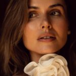 Marta Żmuda-Trzebiatowska Instagram - Gdybym spotkała siebie sprzed 15 lat, mocno bym przytuliła tamtą dziewczynę i powiedziała jej „nie bój się, strach odbiera radość, wolność, odwagę; wszystko się ułoży - jestem przy tobie… i nie przejmuj się wszystkim tak bardzo”. ❤️ A ty, co byś powiedziała sobie, tej sprzed lat? fot. @eliza_stegienka