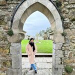 Marta Żmuda-Trzebiatowska Instagram - Magiczna Irlandia… Aż zatęskniłam za jakąś rolą w filmie, serialu kostiumowym. Gdzie byście mnie obsadzili? Jakieś pomysły? 🎥🎬🍿 #puscmywodzenaszejwyobrazni