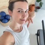 Marta Żmuda-Trzebiatowska Instagram - W październiku zeszłego roku postanowiłam uważniej przyjrzeć się swoim wynikom badań. Były ok, ale jednak nie satysfakcjonowały mnie do końca, a ponieważ moja odporność też pozostawiała wiele do życzenia, więc postanowiłam „podrążyć” temat. Moja intuicja mnie nie zawiodła. Mówią, że jak szukasz to zawsze coś znajdziesz 😉, ale jednak … dobrze nie odkładać zdrowia na potem, kiedy problemy zdrowotne się rozkręcą i poważnie uprzykrzą nam życie. Ja powoli dochodzę do siebie, a pomaga mi w tym sport. Od pół roku: aerialjoga, pilates, a od niedawna tenis. Zaraz rower i konie. Nie umiem żyć bez sportu, tak zostałam wychowana. Uważam, że ruch nie tylko kształtuje sylwetkę, poprawia kondycję, ale przede wszystkim hartuje charakter, pomaga widzieć zawsze jasną stronę życia. #nomakeupselfie #natural