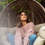 Marta Żmuda-Trzebiatowska Instagram - Muszę się wam do czegoś przyznać… Kiedyś wydawało mi się, że gdy człowiek zakłada rodzinę, to pragnie już jedynie spokoju i stabilizacji w każdej sferze życia. Moim osobistym, pozytywnym odkryciem jest fakt, że dzieci i rodzina, dały mi niezwykłą siłę i odwagę do podejmowania śmiałych i często ryzykownych zwłaszcza zawodowych decyzji. Niebawem się przekonacie o czym piszę… ☄️💥🔥Dzięki nim mam „dziką” ochotę wychodzić spoza własnej strefy komfortu i „rzucać w nieznane”, robić rzeczy o które wcześniej bym siebie nie podejrzewał… Zawodowo walczę o siebie i swoje niespełnione marzenia. Też tak macie? @agencja_bumerang ✊🏻 #zamarzenia fot. @eliza_stegienka