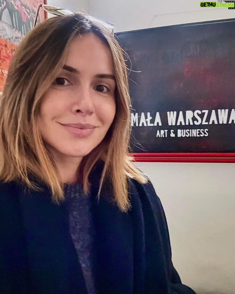 Marta Żmuda-Trzebiatowska Instagram - Spektakl „PRAWDA” Dziś do naszej drużyny dołączy @krzywkowskamonika Witamy w zespole 🌹 A Was zapraszam na widownię. Rozpiska: 24 marca Suwałki 5 kwietnia Kielce 6 kwietnia Łomża 7 kwietnia Białystok 8 kwietnia Gdańsk 14 kwietnia Warszawa 👋🏻 @agencja_bumerang @wydzialprodukcji #autopromocja