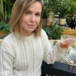 Marta Żmuda-Trzebiatowska Instagram - [współpraca reklamowa z @doz.pl] Tej jesieni postanowiłam skupić się na sobie: wsłuchać we własne potrzeby i zadbać o swoje zdrowie. Jestem już po serii ważnych badań profilaktycznych: cytologia, usg piersi, morfologia, badanie znamion po lecie, do czego i Was gorąco zachęcam. Odkryłam też dwie nowe pasje: zaczęłam ćwiczyć pilates i aerial jogę. Postanowiłam kłaść się wcześniej spać, bo zdrowy sen jest podstawą dobrego samopoczucia i pić więcej wody. Rano, moim rytuałem jest wypicie 1 buteleczki kolagenu SALVITIS 12 000 mg. Już widzę pierwsze efekty tej codziennej rutyny: jędrna skóra, mocne paznokcie, lśniące włosy. 🌸🩷 Czasami jedna mała zmiana jest w stanie zdziałać tak wiele dobrego dla nas samych… To płynne złoto znajdzie na @doz.pl. A z kodem SALVITIS07 do 31.10. dostaniecie 20% rabatu z darmową dostawą do domu na ten produkt. Kod rabatowy nie działa na ZESTAW SALVITIS COLLAGEN. [Suplement diety jest środkiem spożywczym, którego celem jest uzupełnienie normalnej diety. Suplement diety nie ma właściwości leczniczych i nie może stanowić substytutu zróżnicowanej diety.] #suplementdiety #Savitis #kolagen #dozpl #materiałsponsorowany